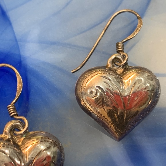 Vintage Etched Sterling Puffy Sweetheart Dangle Earrings - Picture 5 of 12